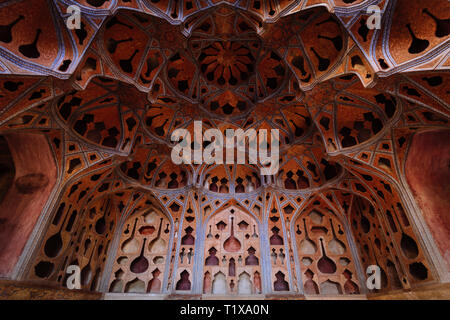 Sala della Musica a Ali Qapu palace. soffitto, Isfahan, Iran Foto Stock