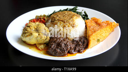 Nasi Padang Padang - Riso (con cervello curry di vacca, rendang carni bovine e frittata) Foto Stock