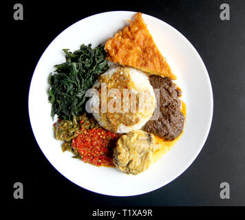 Nasi Padang Padang - Riso (con cervello curry di vacca, rendang carni bovine e frittata) Foto Stock