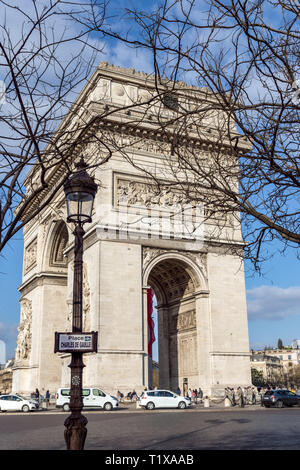 Parigi, Francia: Arc de Triomphe con lampione in primo piano Foto Stock