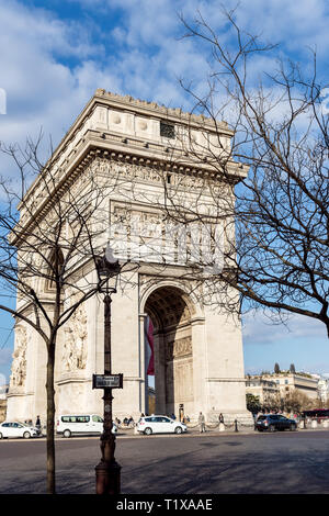 Parigi, Francia: Arc de Triomphe con lampione in primo piano Foto Stock