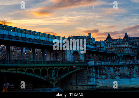 Tramonto sulla metropolitana di attraversamento di Bir Hakeim bridge Foto Stock