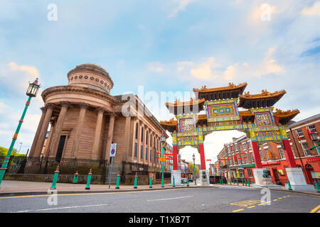 Liverpool, Regno Unito - 16 Maggio 2018: Chinatown è la più antica comunità cinese in Europa, situato a sud del centro della città withChinese arco su Nelson Stree Foto Stock