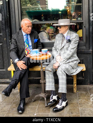 George Skeggs, Soho artista seduto fuori il mio posto cafe Foto Stock