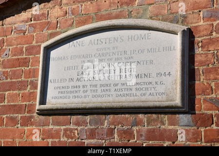 La placca/tablet al di fuori di Jane Austen's House, Chawton, vicino a Alton, HAMPSHIRE, Regno Unito. Domenica 24 febbraio 2019. Foto Stock