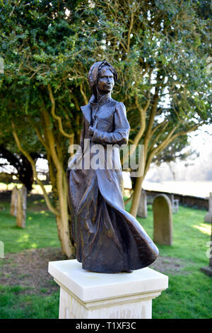 Statua di bronzo di Jane Austen (b.16 dicembre 1775-d.18 luglio 1817) da Adam Roud nella chiesa di St Nicholas sagrato, Chawton, vicino a Alton, HAMPSHIRE, Regno Unito. Foto Stock