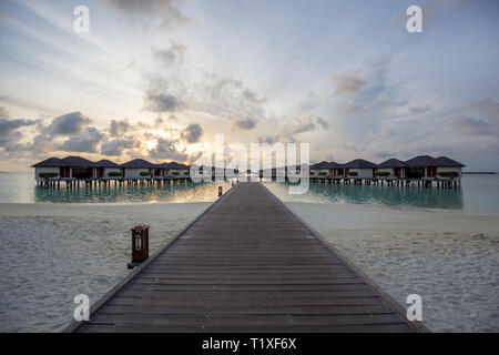 Paradise Island, Maldive - Agosto 28, 2018: Alba resort di lusso ville a Paradise Island Resort sulle Maldive. Foto Stock