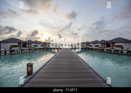 Paradise Island, Maldive - Agosto 28, 2018: Alba resort di lusso ville a Paradise Island Resort sulle Maldive. Foto Stock