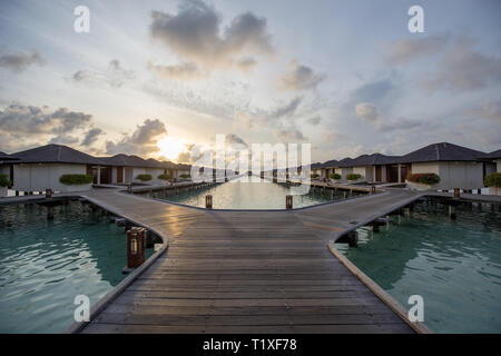 Paradise Island, Maldive - Agosto 28, 2018: Alba resort di lusso ville a Paradise Island Resort sulle Maldive. Foto Stock