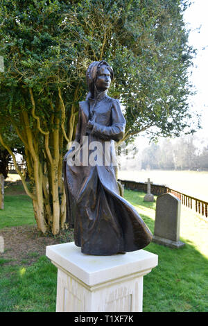 Statua di bronzo di Jane Austen (b.16 dicembre 1775-d.18 luglio 1817) da Adam Roud nella chiesa di St Nicholas sagrato, Chawton, vicino a Alton, HAMPSHIRE, Regno Unito. Foto Stock