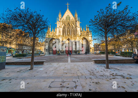 Basilica di Sant'Urbano di Troyes (Francia nord-orientale): la vista esterna del classico edificio gotico in piazza 'luogo' Vernier, la sera. Foto Stock