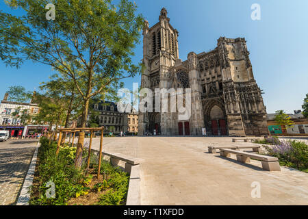 Troyes (Francia nord-orientale): "Place Saint-Pierre" quadrato e Cattedrale di Troyes ("cathedrale Saint-Pierre et Saint-Paul de Troyes") nel centro della città Foto Stock