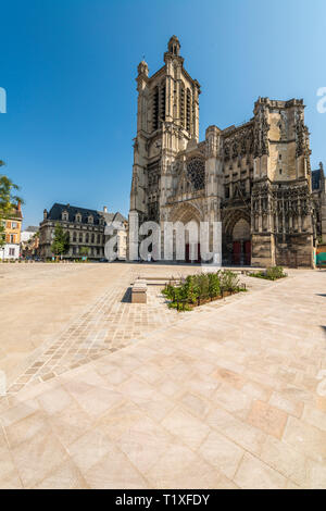 Troyes (Francia nord-orientale): "Place Saint-Pierre" quadrato e Cattedrale di Troyes ("cathedrale Saint-Pierre et Saint-Paul de Troyes") nel centro della città Foto Stock