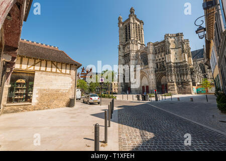 Troyes (Francia nord-orientale): "Place Saint-Pierre" quadrato e Cattedrale di Troyes ("cathedrale Saint-Pierre et Saint-Paul de Troyes") nel centro della città Foto Stock