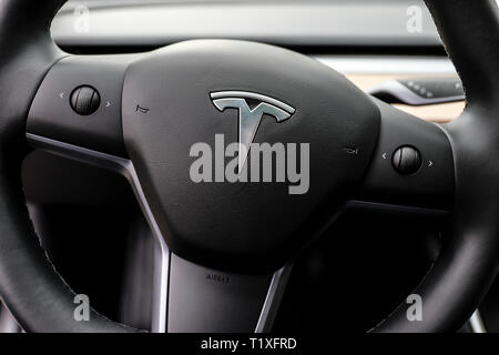 Germania - Tesla, modello 3, volante con logo, auto elettrica. Deutschland - Tesla, modello 3, Lenkrad mit Logo, Elektroauto. Foto Stock