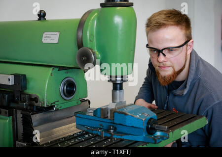 Bochum, Renania settentrionale-Vestfalia, Germania - Formazione come meccanico di precisione qui alla macchina fresatrice a Stromboli Elektro und Feinwerktechnik sull'OC Foto Stock