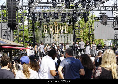 Jason McGee e il coro di eseguire live at The Grove in Los Angeles, California USA Foto Stock