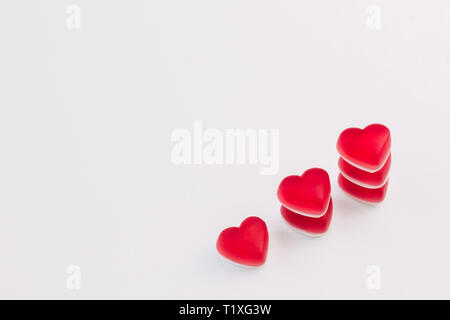 Pile di cuore rosso a forma di caramelle gommose su sfondo bianco. Copia  dello spazio Foto stock - Alamy