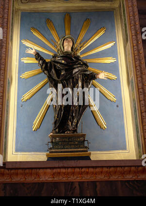 Assisi Umbria Italia Italia. Cattedrale di San Rufino, interior close-up, altare e cappella, la Cappella dell'Addolorata statua policroma datata 1672 Foto Stock