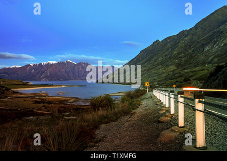 Bellissima scenic al tramonto del lago hawea tra route No.6 vicino a Wanaka città Foto Stock