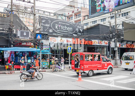 Phuket, Thailandia 17 Gennaio 2019: tipica scena di strada a Patong. Il resort è rinomato in tutto il mondo. Foto Stock