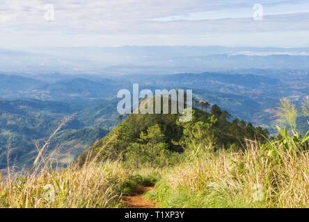 L'unità PHU Nom con campo in erba montagna paesaggio Sky e Cloud a Phu Langka Parco Nazionale di Phayao Thailandia. L'unità PHU Langka parco nazionale di Phayao Thailandi settentrionale Foto Stock