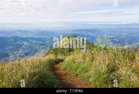 L'unità PHU Nom con paesaggio cielo di montagna di Phu Langka Parco Nazionale di Phayao Thailandia ampia. L'unità PHU Langka parco nazionale Nord Phayao viaggi in Thailandia Foto Stock