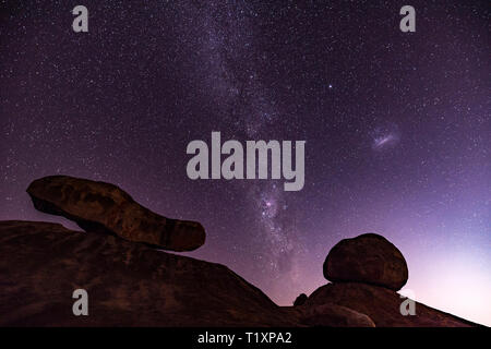 Un uomo orologi un stellato cielo Africano in Zimbabwe. Foto Stock