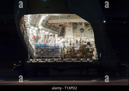 I soldati della 66ma la polizia militare di società e gli avieri dal 535th Airlift squadron offload del carico da un C-17 Globemaster III assegnato alla 535th come a Laughlin Air Force Base in Texas, Febbraio 5, 2019. I soldati assegnati a 503rd Polizia Militare battaglione, 66ma la polizia militare Company, e 550i della Società Medica di Supporto Area partì Arizona a supporto delle dogane e della protezione delle frontiere a Eagle pass, Texas. Il Dipartimento della Difesa ha dispiegato unità attraverso il confine sud-ovest su richiesta degli Stati Uniti Delle dogane e della protezione delle frontiere ed è fornire logistiche, di ingegneria e di protezione della forza f Foto Stock