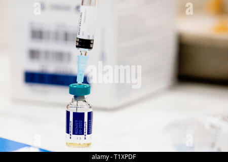 ROTTERDAM - Kinderen worden gevaccineerd tijdens een vaccinatiedag in Ahoy. Staatssecretaris Paolo Blokhuis (Volksgezondheid) wil met een vaccinatie-al Foto Stock