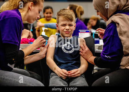 ROTTERDAM - Kinderen worden gevaccineerd tijdens een vaccinatiedag in Ahoy. Staatssecretaris Paolo Blokhuis (Volksgezondheid) wil met een vaccinatie-al Foto Stock