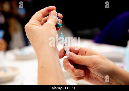 ROTTERDAM - Kinderen worden gevaccineerd tijdens een vaccinatiedag in Ahoy. Staatssecretaris Paolo Blokhuis (Volksgezondheid) wil met een vaccinatie-al Foto Stock