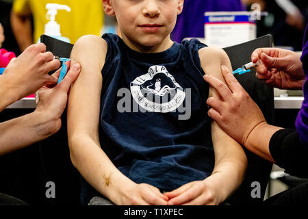 ROTTERDAM - Kinderen worden gevaccineerd tijdens een vaccinatiedag in Ahoy. Staatssecretaris Paolo Blokhuis (Volksgezondheid) wil met een vaccinatie-al Foto Stock