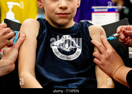 ROTTERDAM - Kinderen worden gevaccineerd tijdens een vaccinatiedag in Ahoy. Staatssecretaris Paolo Blokhuis (Volksgezondheid) wil met een vaccinatie-al Foto Stock