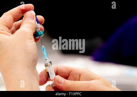 ROTTERDAM - Kinderen worden gevaccineerd tijdens een vaccinatiedag in Ahoy. Staatssecretaris Paolo Blokhuis (Volksgezondheid) wil met een vaccinatie-al Foto Stock