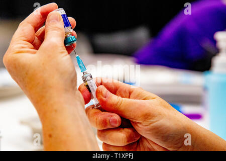 ROTTERDAM - Kinderen worden gevaccineerd tijdens een vaccinatiedag in Ahoy. Staatssecretaris Paolo Blokhuis (Volksgezondheid) wil met een vaccinatie-al Foto Stock