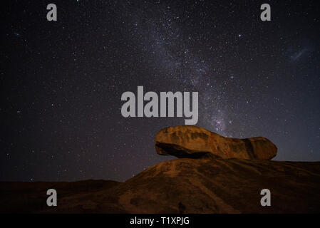 Un uomo orologi un stellato cielo Africano in Zimbabwe. Foto Stock