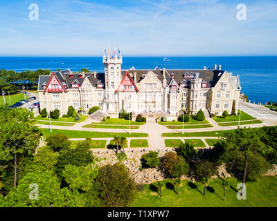 Magdalena Palace o il Palacio de la Magdalena antenna vista panoramica. Si tratta di un palazzo situato sulla penisola di Magdalena nella città di Santander, Spagna. Foto Stock