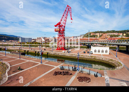 Gru rosso nel centro della città di Bilbao, Paese Basco in Spagna settentrionale Foto Stock