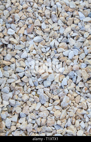 Decorativi in pietra schiacciata. sfondo costituito di un primo piano di una pila di pietrisco. Тexture bianca di pietrisco di varie dimensioni Foto Stock
