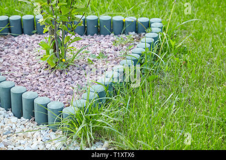 Scheda di plastica nel giardino. Green blank board a letto giardino con piccolo germoglio delle piante Foto Stock