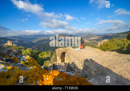 Visitatore gode di splendidi paesaggi da Jimena de la Frontera rovine del castello. Los Alcornocales Riserva Naturale Foto Stock