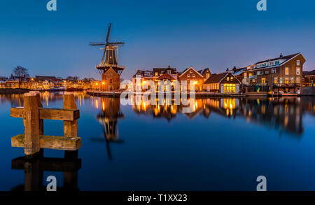 Vista serale del Adriaan mulino di Haarlem, Paesi Bassi Foto Stock