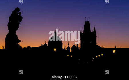 Un colorato alba silhouet del famoso Ponte Carlo a Praga, Repubblica Ceca. Foto Stock