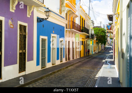 San Juan, Puerto Rico s capitale e la più grande città, sorge sull'isola dalla costa atlantica. La sua ampia spiaggia fronti la Isla Verde resort striscia, noto per Foto Stock