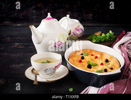 La prima colazione. Appetitoso formaggio casseruola sul tavolo scuro. Foto Stock