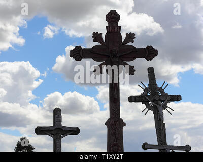 Silhouette di tre croci sulla Collina delle Croci in Lituania Foto Stock