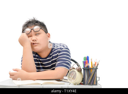 Annoiato e stanco asian studente facendo i compiti isolati su sfondo bianco, il concetto di istruzione Foto Stock