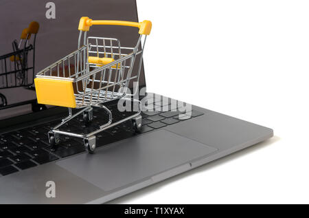 Carrello su una tastiera portatile isolato su sfondo bianco. shopping online concpet Foto Stock