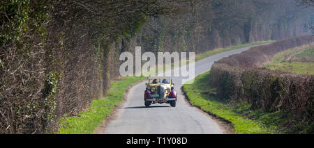 Vecchio classico 1936 Buick 40c open top convertibile vintageant car guida attraverso sentieri di campagna in Cotswolds, Oxfordshire. Regno Unito Foto Stock